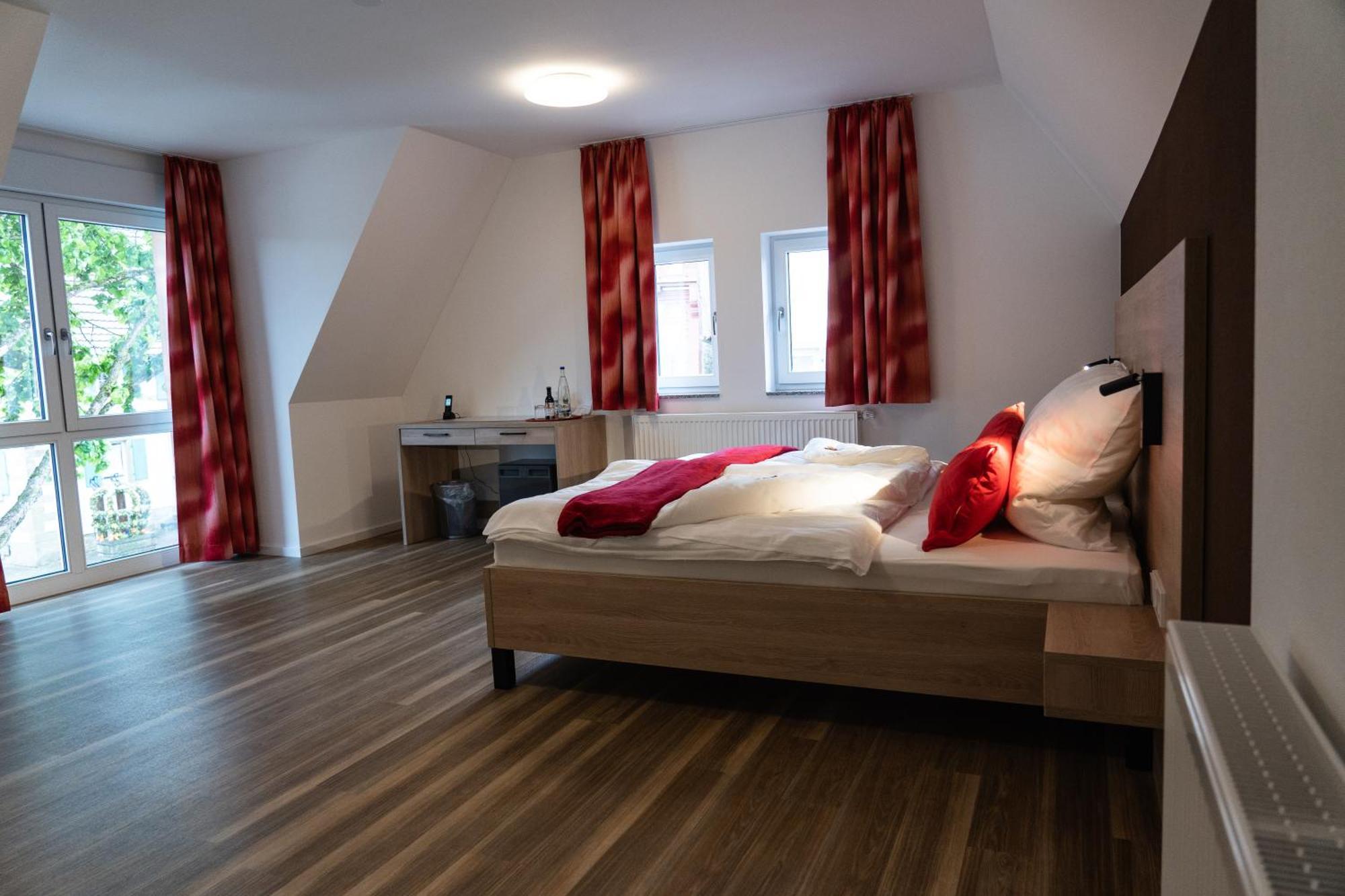 Altstadthotel Wilde Rose เอปพิงเกน ภายนอก รูปภาพ